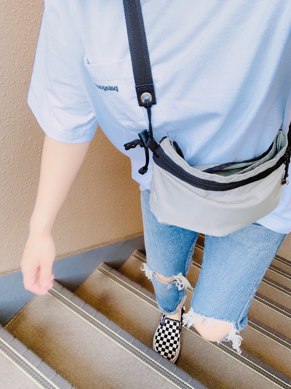 「夏コーデ、ゆるコーデ、ストリート、カジュアル、スニーカー、Tシャツ、ロゴT、おしゃれさんと繋がりたい」｜「MAISON DE REEFURの【Fredrik Packers】MAISON DE REEFUR 別注ユーティリティーサック S（ショルダーバッグ、グレー系）」を使った、mana**さん（レディース・151cm）の春コーディネートの1枚目の写真