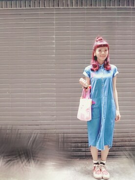 「アイテム（シャツワンピース、ゴールド系）」を使った、彤さん（レディース・168cm）の春コーディネート