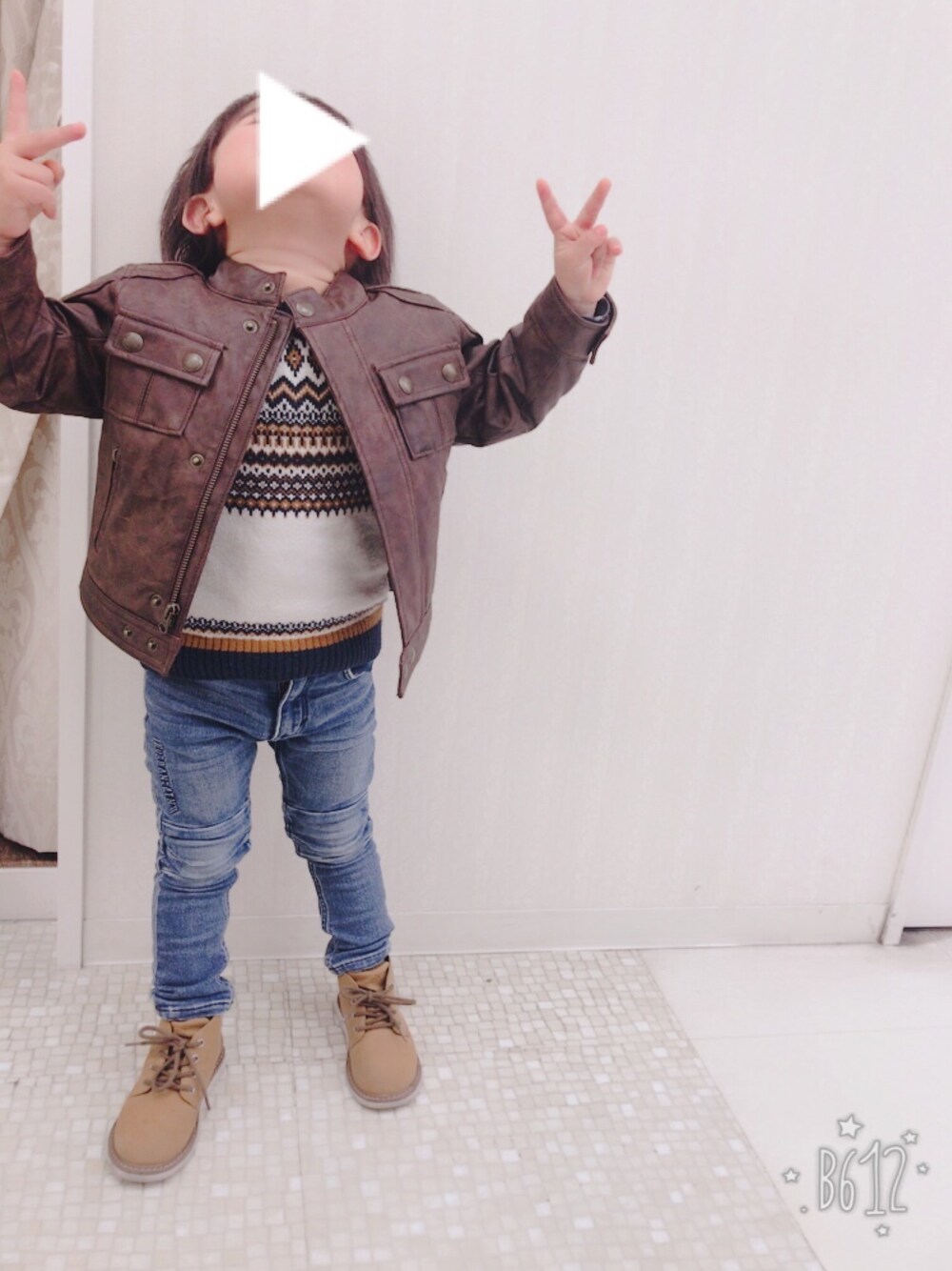 「kids、男の子コーデ、デニムパンツ、おしゃれさんと繋がりたい」｜「babyGAPのアイテム（ライダースジャケット、ブラウン系）」を使った、R.さん（キッズ・100cm）の冬コーディネートの1枚目の写真