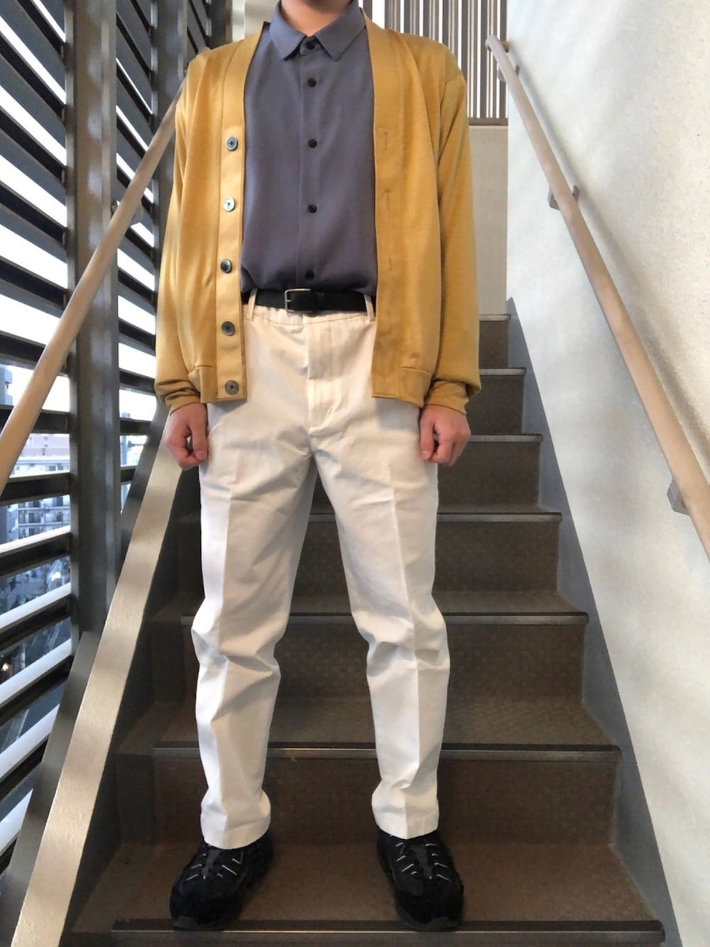 「オトナカジュアル、休日スタイル、シャツスタイル、はるコーデ、低身長、UNIQLO、スニーカー、カーディガン、春コーデ、ユニクロ」｜「HAREのトロミシャツ(HARE)（シャツ/ブラウス、ブルー系）」を使った、あーじゃすさん（メンズ・167cm）の春コーディネートの1枚目の写真