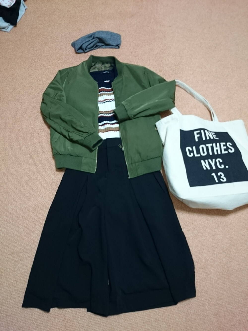「カジュアル、シンプル、ボーダー、ガウチョパンツ」｜「select MOCAの【MA-1/2WAY】無地＆迷彩リバーシブル長袖ミリタリーブルゾンジャケット（MA-1、グリーン系）」を使った、たんままさん（レディース・152cm）の冬コーディネートの1枚目の写真