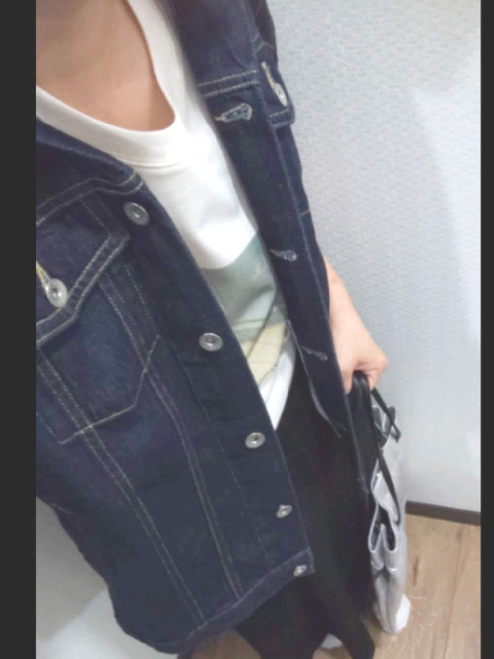 「カジュアル、プチプラコーデ、おうちファッション、スニーカー」｜「mysty womanのフォトプリントＴシャツ 877683（Tシャツ/カットソー、ホワイト系）」を使った、たんままさん（レディース・152cm）の春コーディネートの1枚目の写真