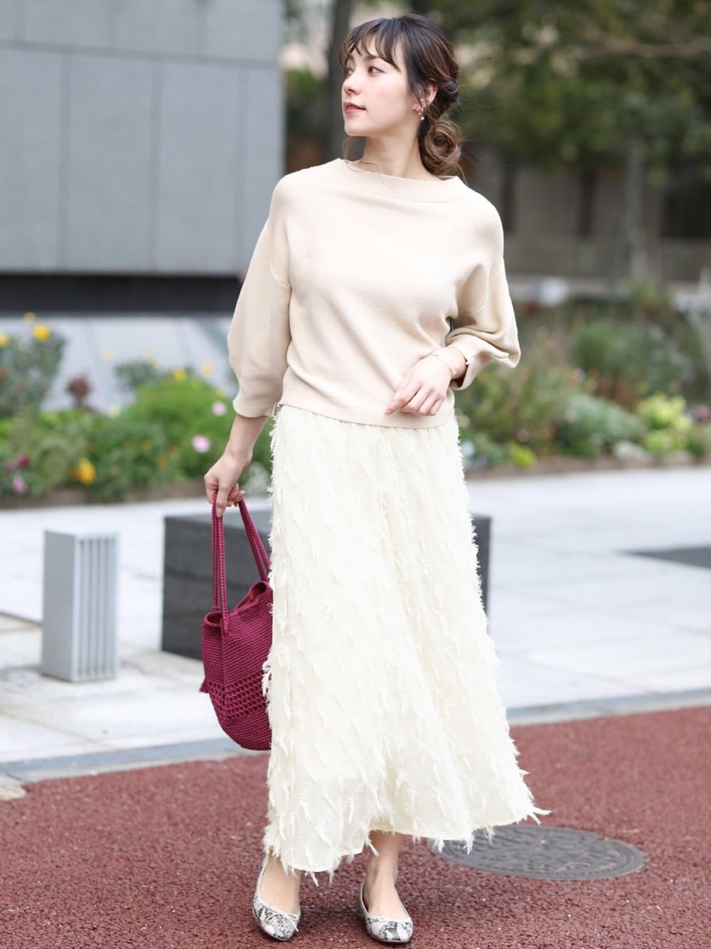 「フェザー、ロングスカート、ワントーンコーデ、シンプルおしゃれが好き、春コーデ、大人ガーリー、ハラコ、パンプス、GreadyBrilliant、福岡」｜「Gready BrilliantのフリンジシフォンＬ９０（スカート、ホワイト系）」を使った、greadybrilliant.ayuさん（レディース・165cm）の冬コーディネートの1枚目の写真