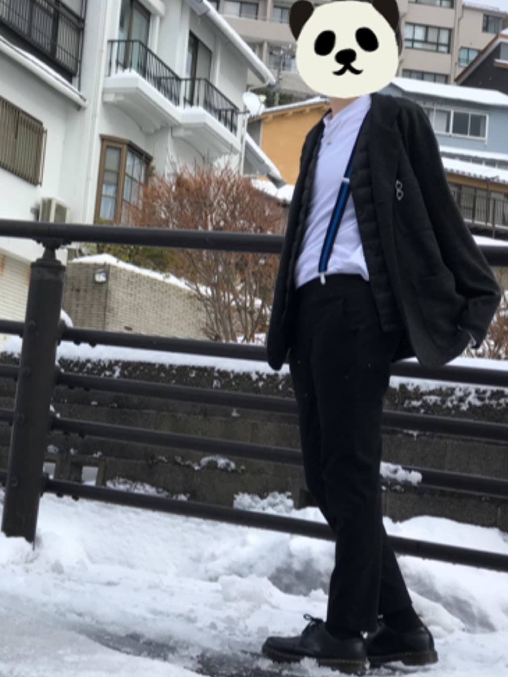 ブラック系のブーツを着用したレディースの冬コーディネートの1枚目の写真