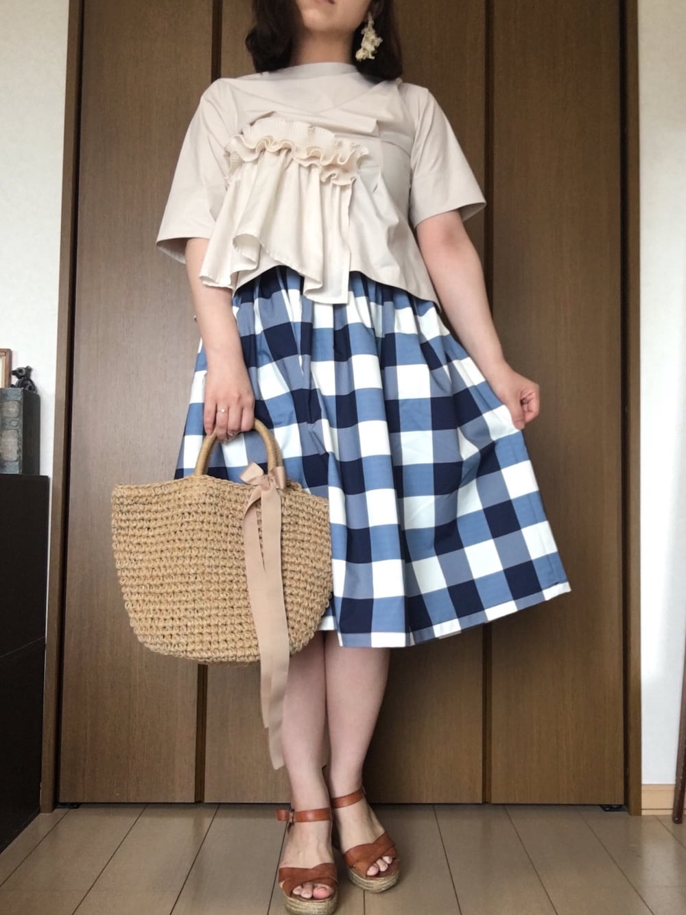 その他のスカート、イエロー系のサンダル、ベージュ系のトートバッグを着用したレディースの夏コーディネートの1枚目の写真