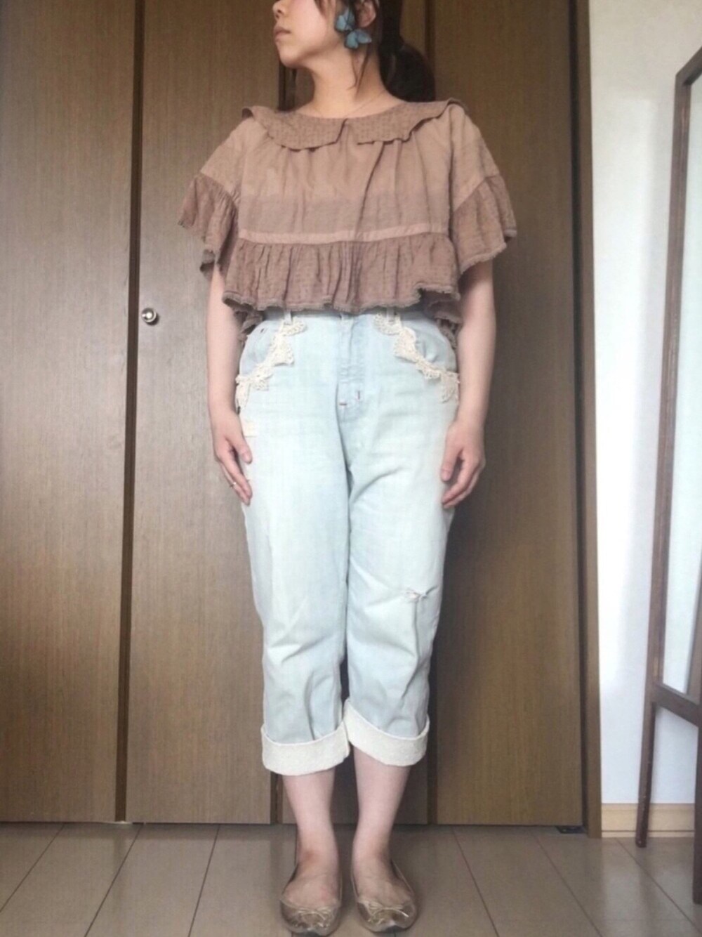 ブラウン系のシャツ/ブラウス、ブルー系のデニムパンツ、ゴールド系のパンプスを着用したレディースの夏コーディネートの1枚目の写真