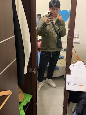 「H&M（エイチ・アンド・エム）のアイテム（ミリタリージャケット）」を使った、龔家麒さん（メンズ・180cm）の冬コーディネート