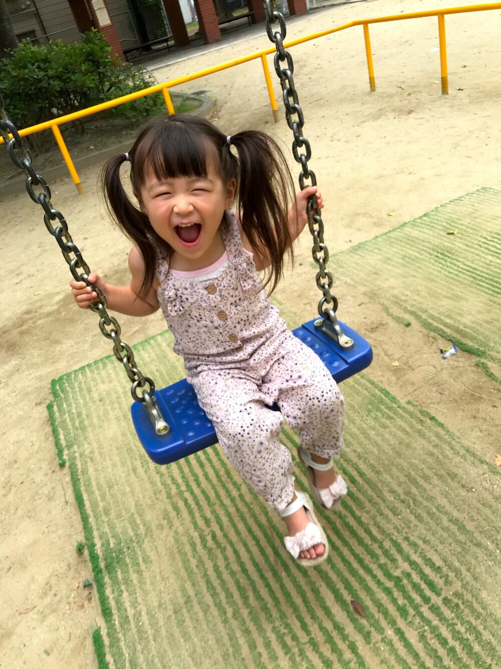 「公園、なきむし、キッズコーデ、女の子、2歳」｜「nextのアイテム（つなぎ/オールインワン、ピンク系）」を使った、mapoさん（キッズ・90cm）の夏コーディネートの1枚目の写真