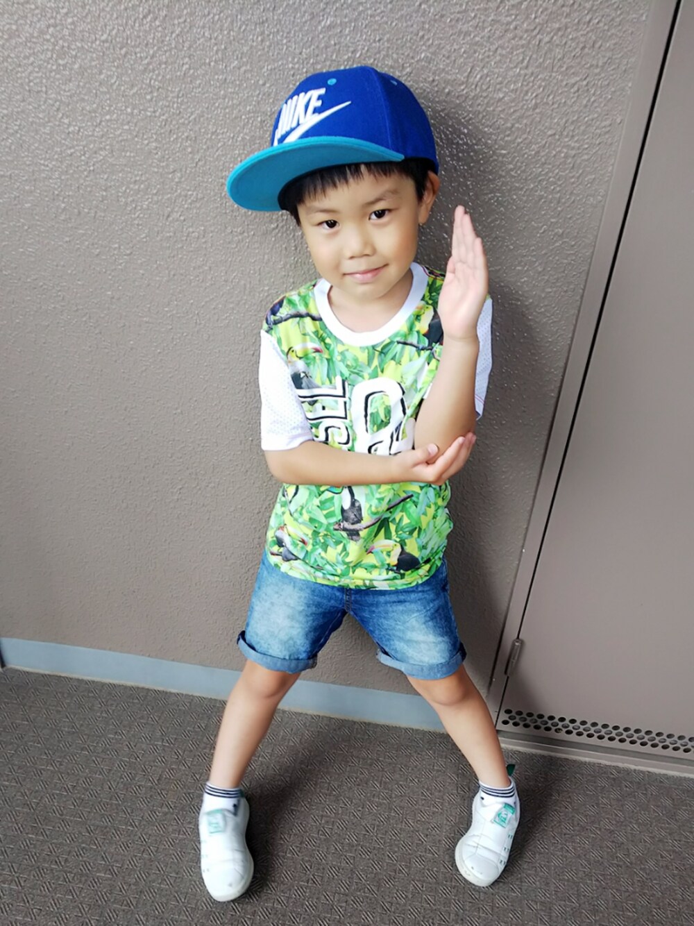 グリーン系のTシャツ/カットソー、ブルー系のデニムパンツ、ホワイト系のスニーカーを着用したキッズの夏コーディネートの1枚目の写真