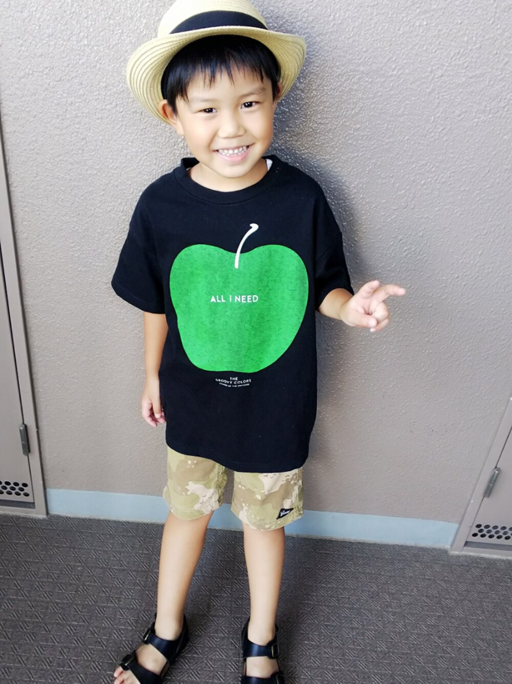 ブラック系のTシャツ/カットソー、ベージュ系のその他パンツ、ブラック系のサンダルを着用したキッズの夏コーディネートの1枚目の写真