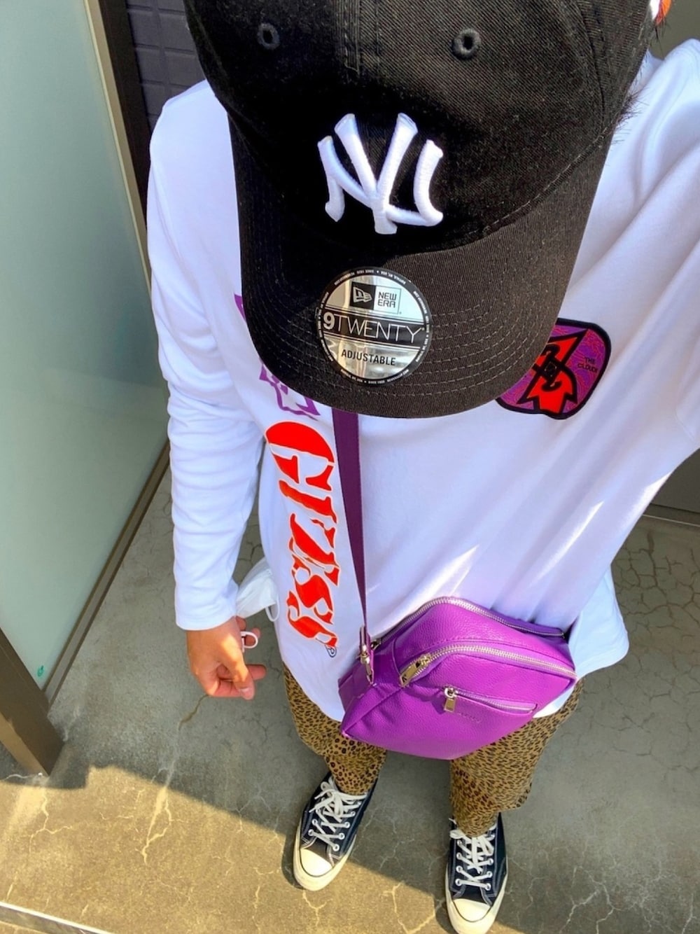 「コロナに負けない、いいね、save、フォローお願いします🤑、これからよろしくお願いします！、GUESS×88rising、MoMA、converse、ct70、シェフパンツ、ghoost」｜「Alive Athleticsのアイテム（ショルダーバッグ、パープル系）」を使った、ゆっきーさん（メンズ・170cm）の春コーディネートの1枚目の写真