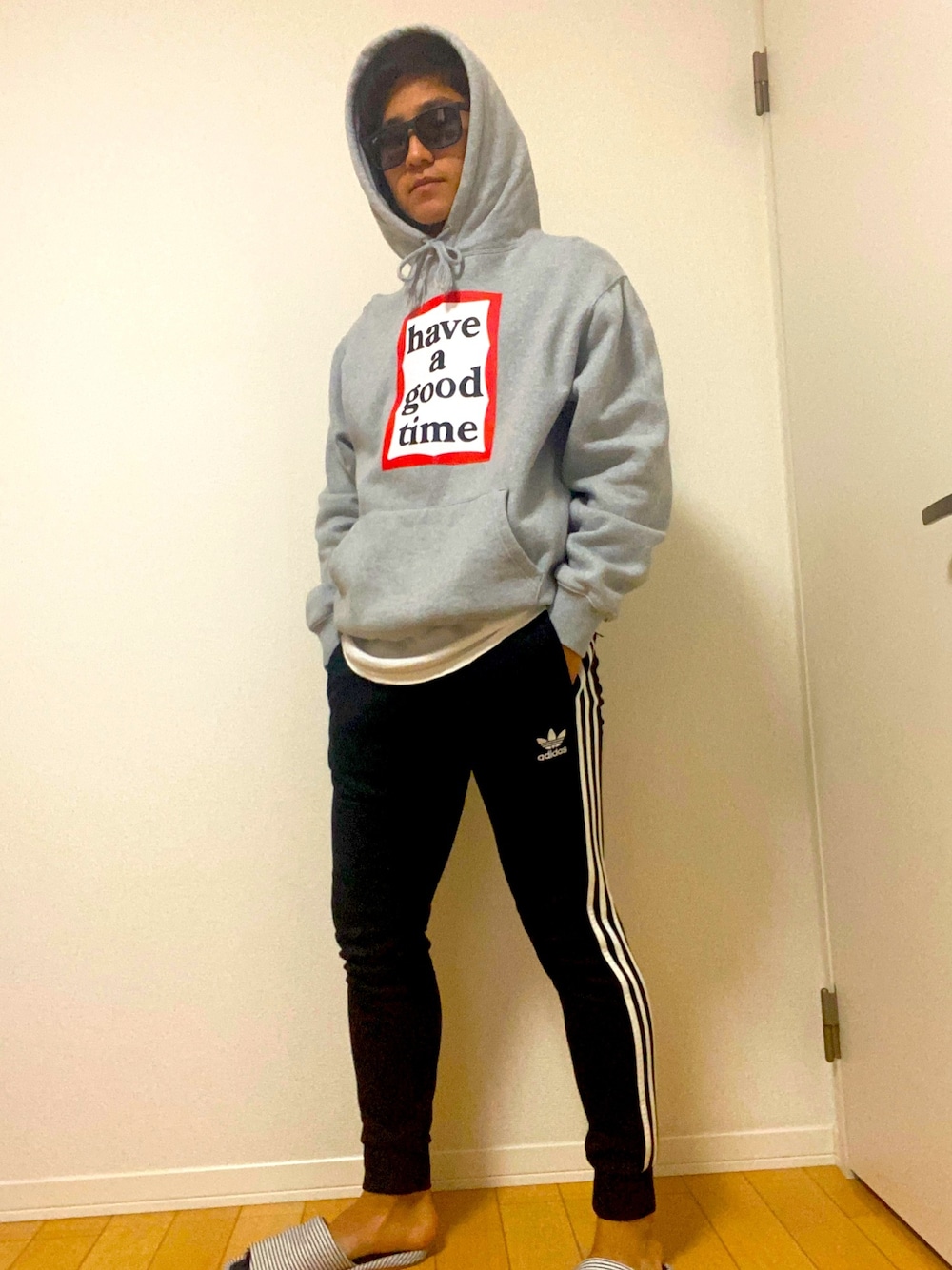 グレー系のパーカー、ホワイト系のTシャツ/カットソー、ブラック系のその他パンツを着用したメンズの春コーディネートの1枚目の写真