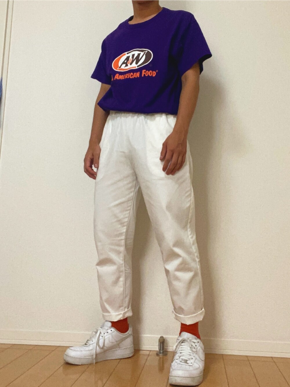 パープル系のTシャツ/カットソー、ホワイト系のチノパンツ、ホワイト系のスニーカーを着用したメンズの夏コーディネートの1枚目の写真