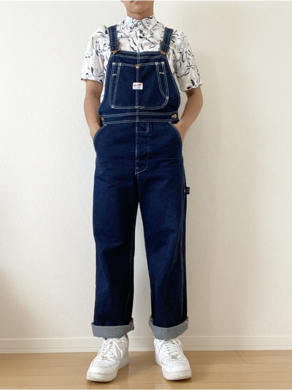 「オーバーオール、夏、スニーカーコーデ、オーバーサイズ、オトナカジュアル、柄シャツ、古着、AIR FORCE 1、お洒落さんとつながりたい、いいね、save、フォローお願いします🤑」｜「Wranglerのアイテム（サロペット/オーバーオール、ブルー系）」を使った、ゆっきーさん（メンズ・170cm）の夏コーディネートの1枚目の写真