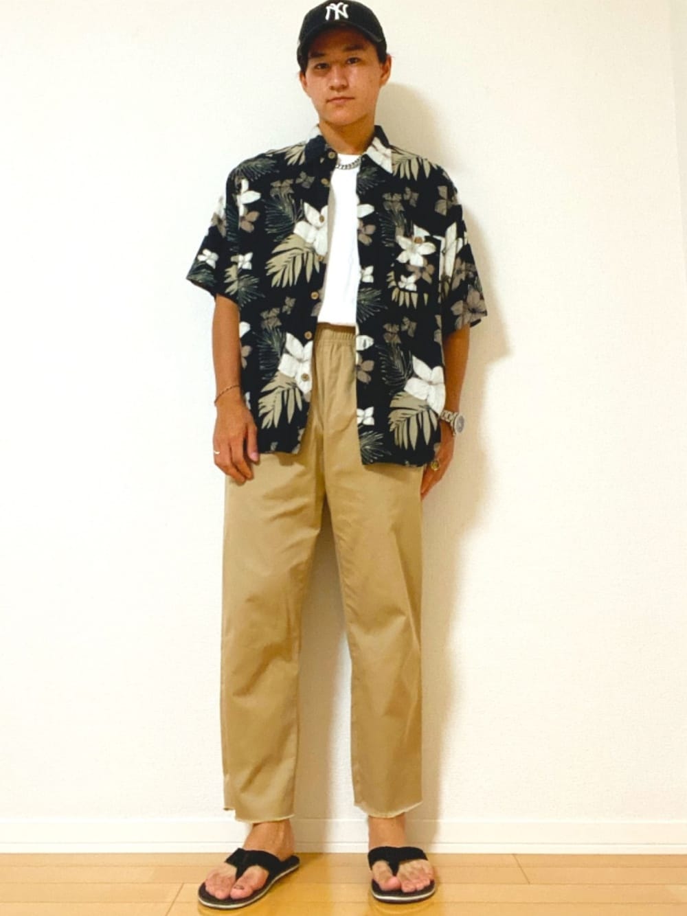 「きれいめカジュアル、夏コーデ、古着、アロハシャツ、シェフパンツ、ビーチサンダル、UNIQLO U、ootd、リラックススタイル、シャツスタイル」｜「neweraのアイテム（キャップ、ブラック系）」を使った、ゆっきーさん（メンズ・170cm）の秋コーディネートの1枚目の写真