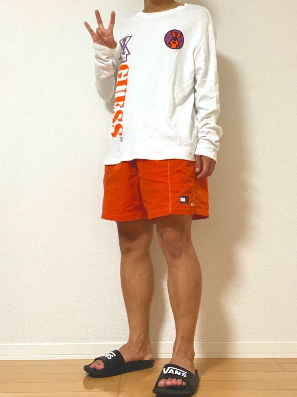 「ラブアンドピース2020、秋のコーデ、ラフコーデ、秋色、古着、guess、VANS、TOMMY HILFIGER、ハーフパンツ、ショーツスタイル」｜「GuessのGUESS x 88RISING GLBL STENCIL LOGO L/S TEE（Tシャツ/カットソー、ホワイト系）」を使った、ゆっきーさん（メンズ・170cm）の秋コーディネートの1枚目の写真