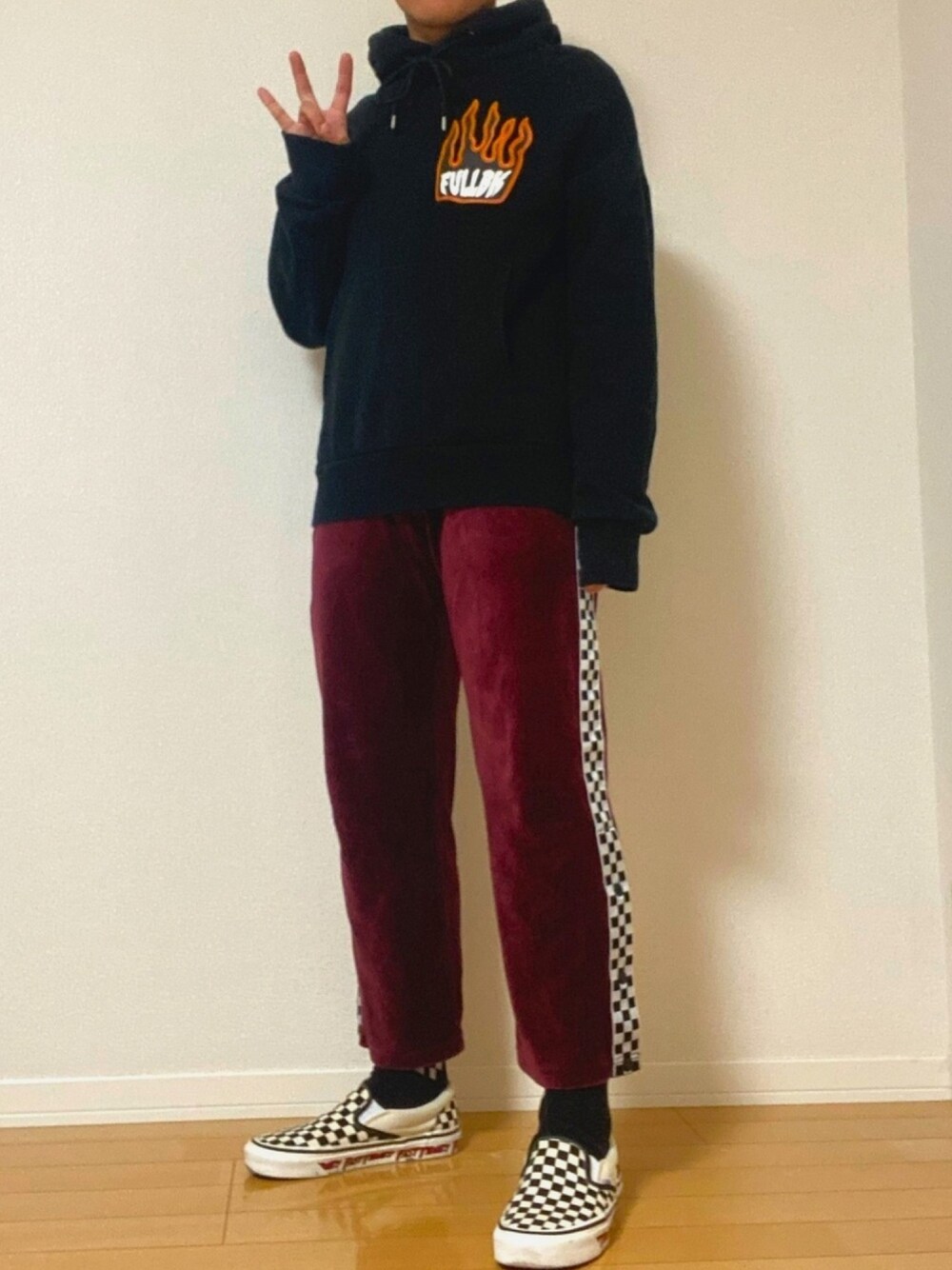 「秋冬コーデ、スニーカーコーデ、ストリートコーデ、パーカー、チェックパンツ、低身長コーデ、VANS、プチプラ、チェック、冬」｜「FULL-BKのアイテム（パーカー、ブラック系）」を使った、ゆっきーさん（メンズ・170cm）の冬コーディネートの1枚目の写真