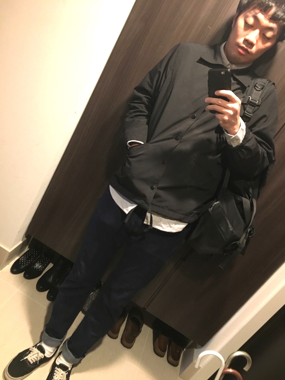 ブラック系のブルゾン、グレー系のシャツ/ブラウス、ブラック系のバックパック/リュックを着用したメンズの春コーディネートの1枚目の写真