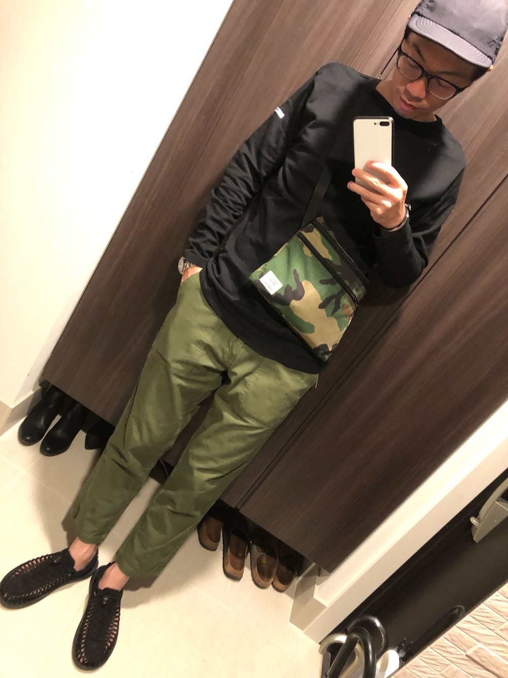 ブラック系のTシャツ/カットソー、その他のショルダーバッグ、グリーン系のその他パンツを着用したメンズの春コーディネートの1枚目の写真