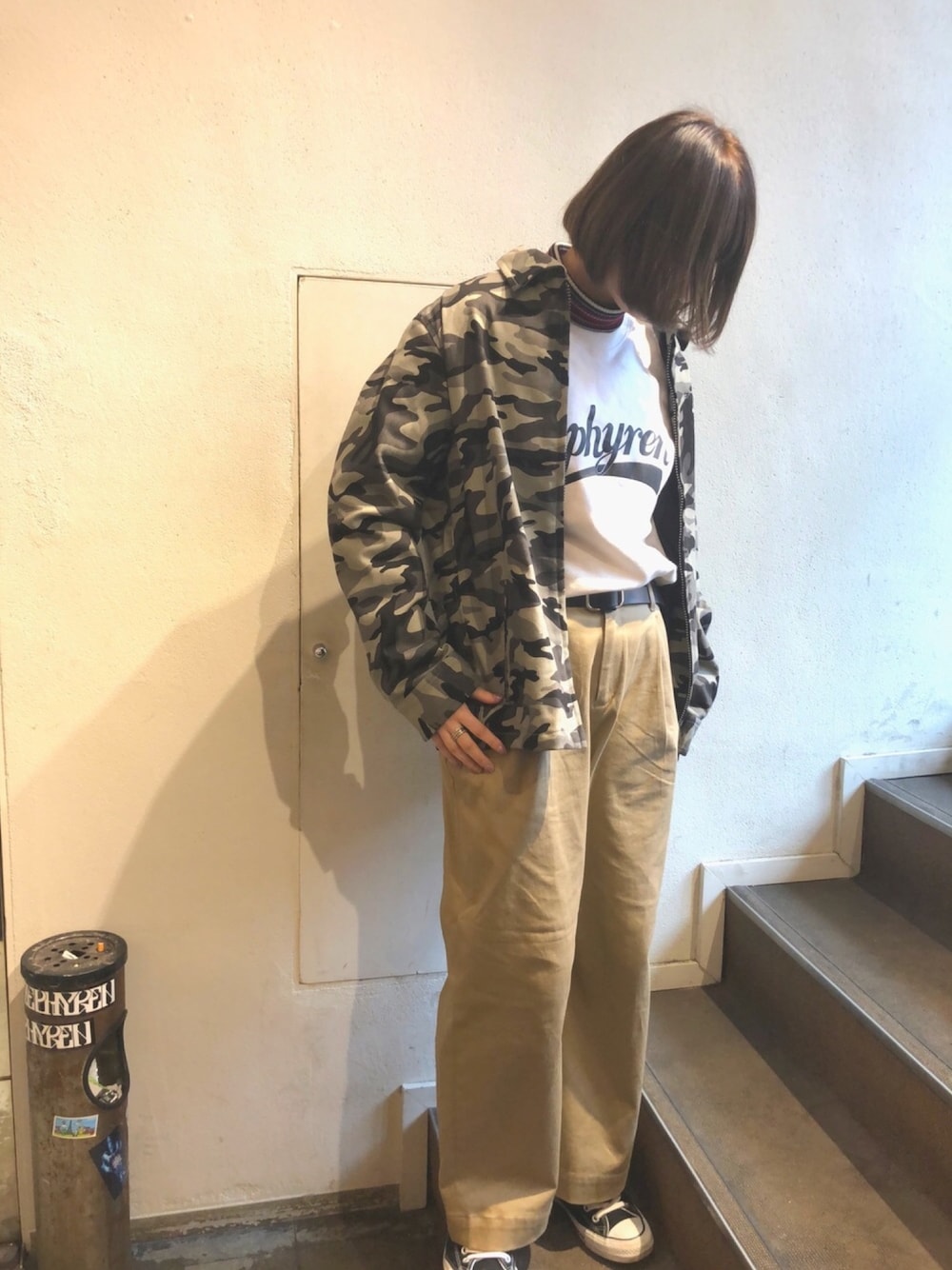 「迷彩柄、迷彩ジャケット、スウェット、コンバース、春アウター、ZEPHYREN、激ロック、メンズライク」｜「Zephyrenのアイテム（スウェット、ホワイト系）」を使った、サヤさん（レディース・162cm）の冬コーディネートの1枚目の写真