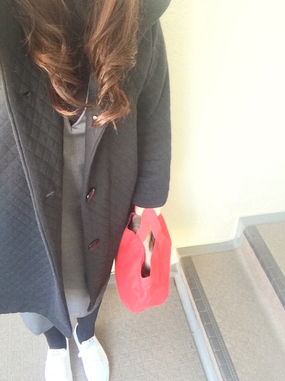 ブラック系のその他アウター、グレー系のワンピース、その他のトートバッグを着用したレディースの冬コーディネートの1枚目の写真