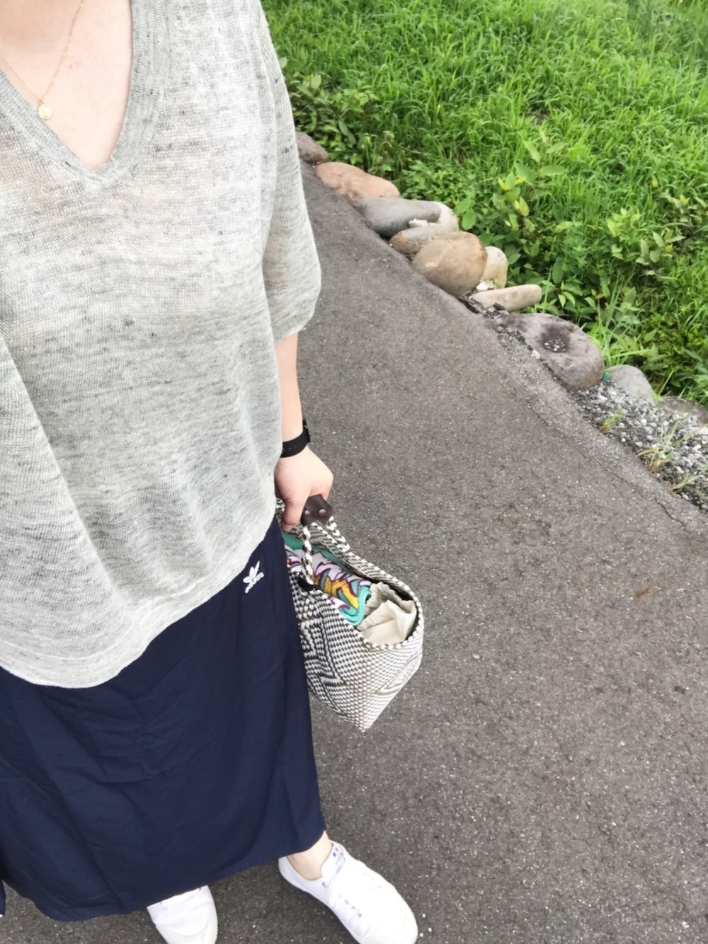 「リラックススタイル、マキシスカート、アディダス、ライン入りスカート、白スニーカー、旅行、リネンニット、かごバッグ、ジャージ」｜「Spring CourtのSPRING COURT G2 CLASSIC W CANVAS スニーカー/705-SPR-G2 CLASSIC W（スニーカー、ホワイト系）」を使った、800さん（レディース・158cm）の夏コーディネートの1枚目の写真