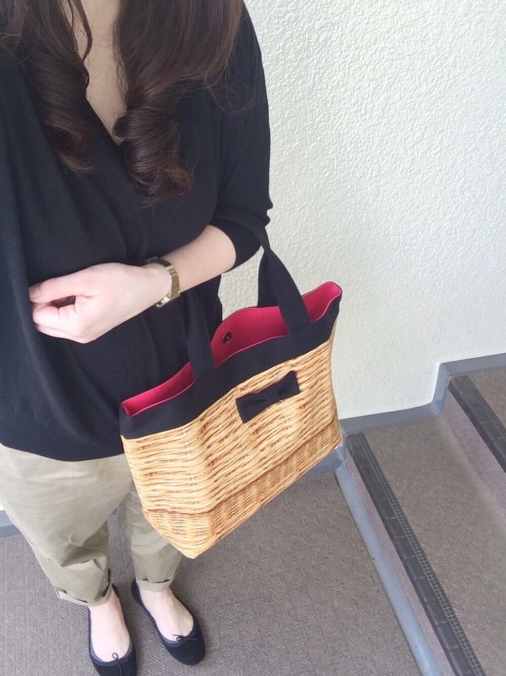 ブラック系のニット/セーター、ベージュ系のその他パンツ、ブラック系のバレエシューズを着用したレディースの春コーディネートの1枚目の写真