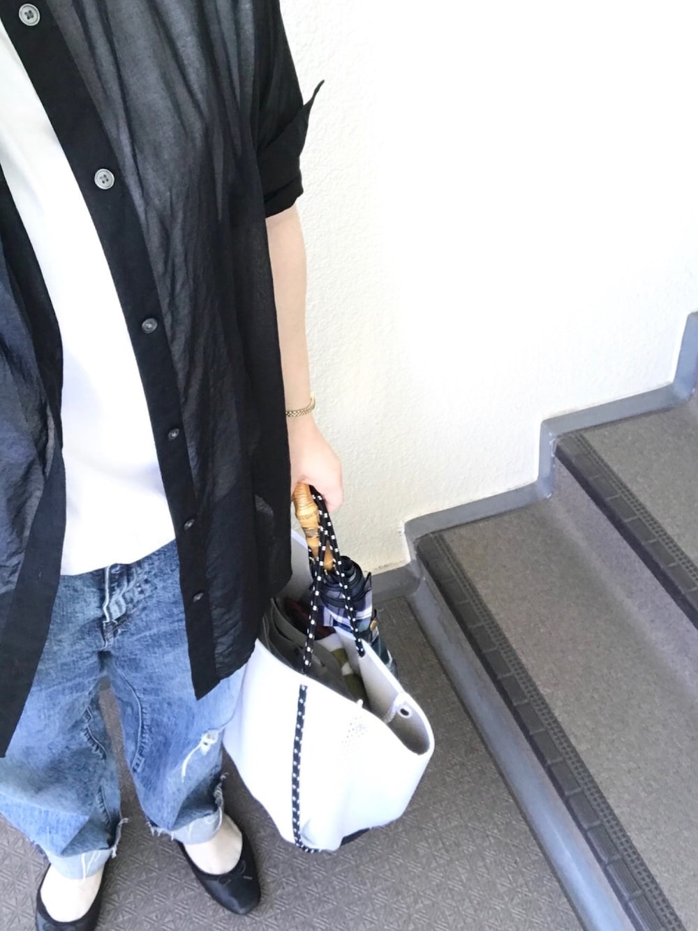 ピンク系のシャツ/ブラウス、ブルー系のデニムパンツ、ホワイト系のトートバッグを着用したレディースの夏コーディネートの1枚目の写真
