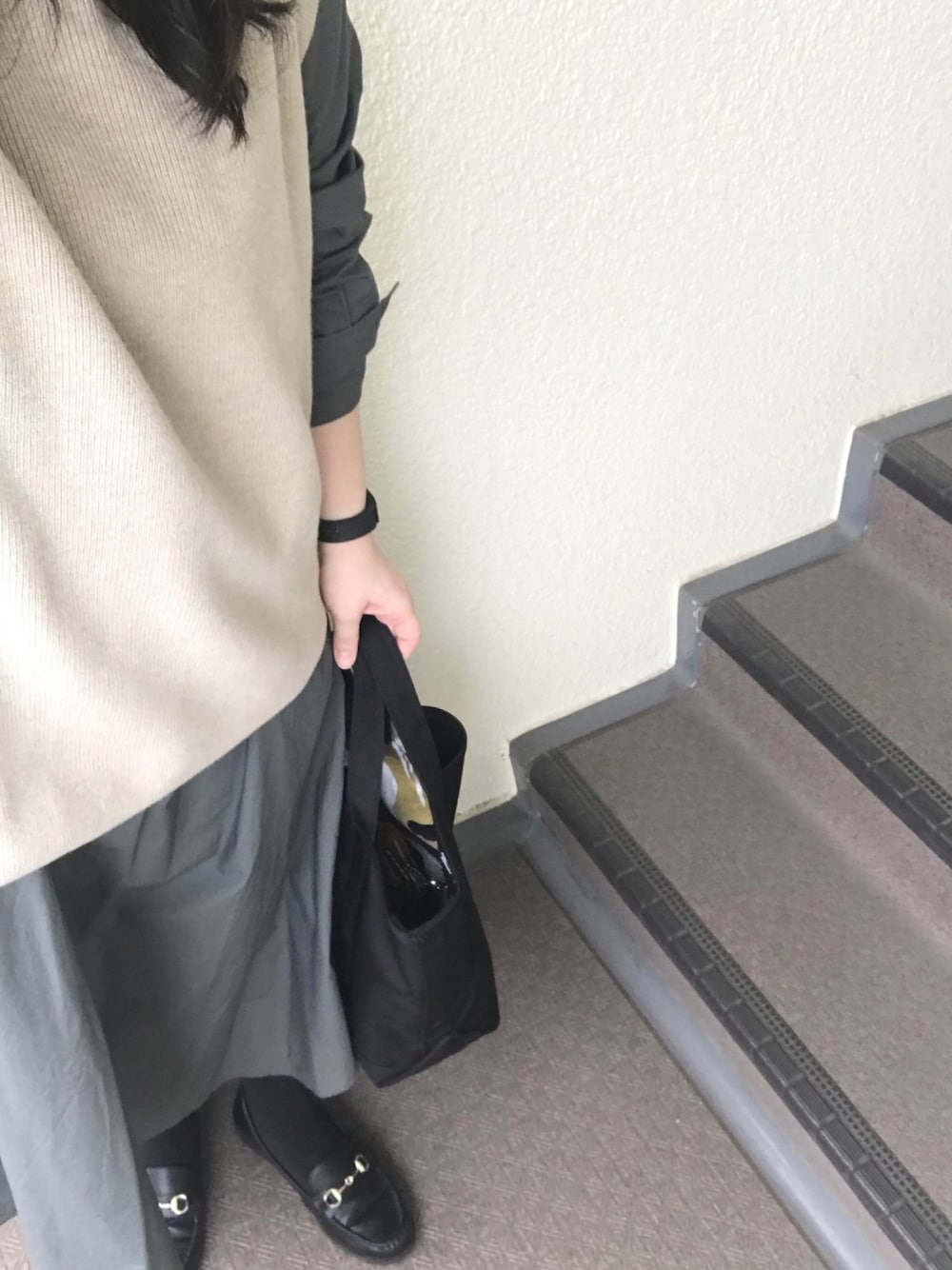 グリーン系のワンピース/ドレス、ブラック系のトートバッグを着用したレディースの秋コーディネートの1枚目の写真