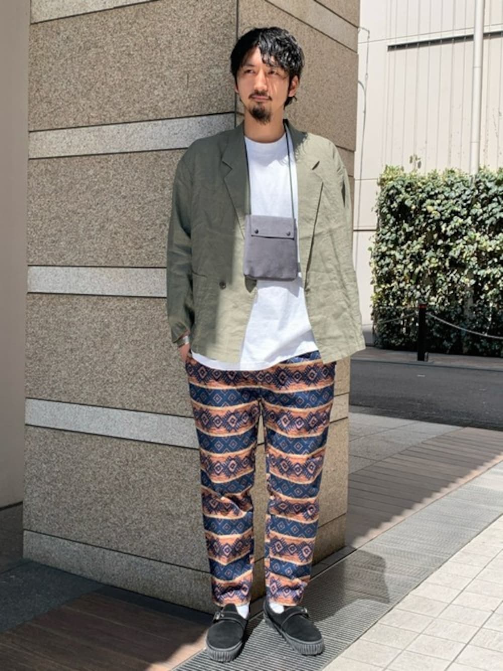 「スニーカー、ジャケット、柄パンツ、リラックススタイル、ジャケットスタイル、春コーデ、ゆったりコーデ、カジュアルコーデ、抜け感、オトナカジュアル」｜「JOURNAL STANDARD relumeのLivery Coat Jacket（テーラードジャケット、ベージュ系）」を使った、Kakkyさん（メンズ・186cm）の春コーディネートの1枚目の写真