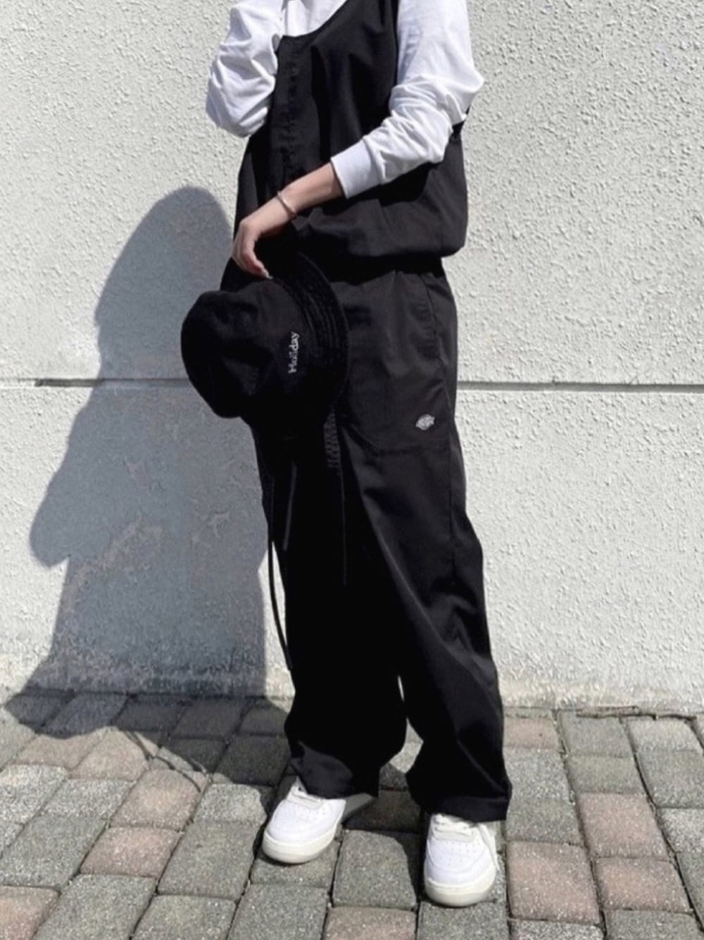 「オールインワン、オトナカジュアル、大人ストリート、スニーカーコーデ、スニーカー女子、スニーカー好きと繋がりたい、日本未発売、NIKE、ブラックコーデ、バケットハット」｜「Dickiesの【Dickies(ディッキーズ)】別注楽ちんオールインワン（つなぎ/オールインワン、ブラック系）」を使った、uiさん（レディース・150cm）の春コーディネートの1枚目の写真