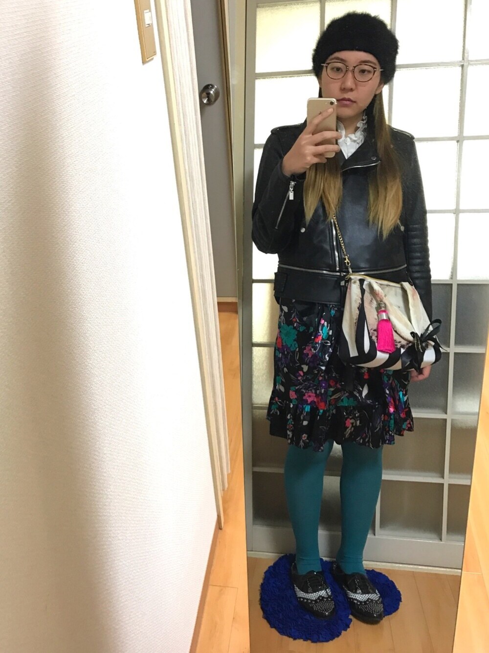 ホワイト系のシャツ/ブラウス、ブラック系のライダースジャケット、ブラック系のショルダーバッグを着用したレディースの冬コーディネートの1枚目の写真