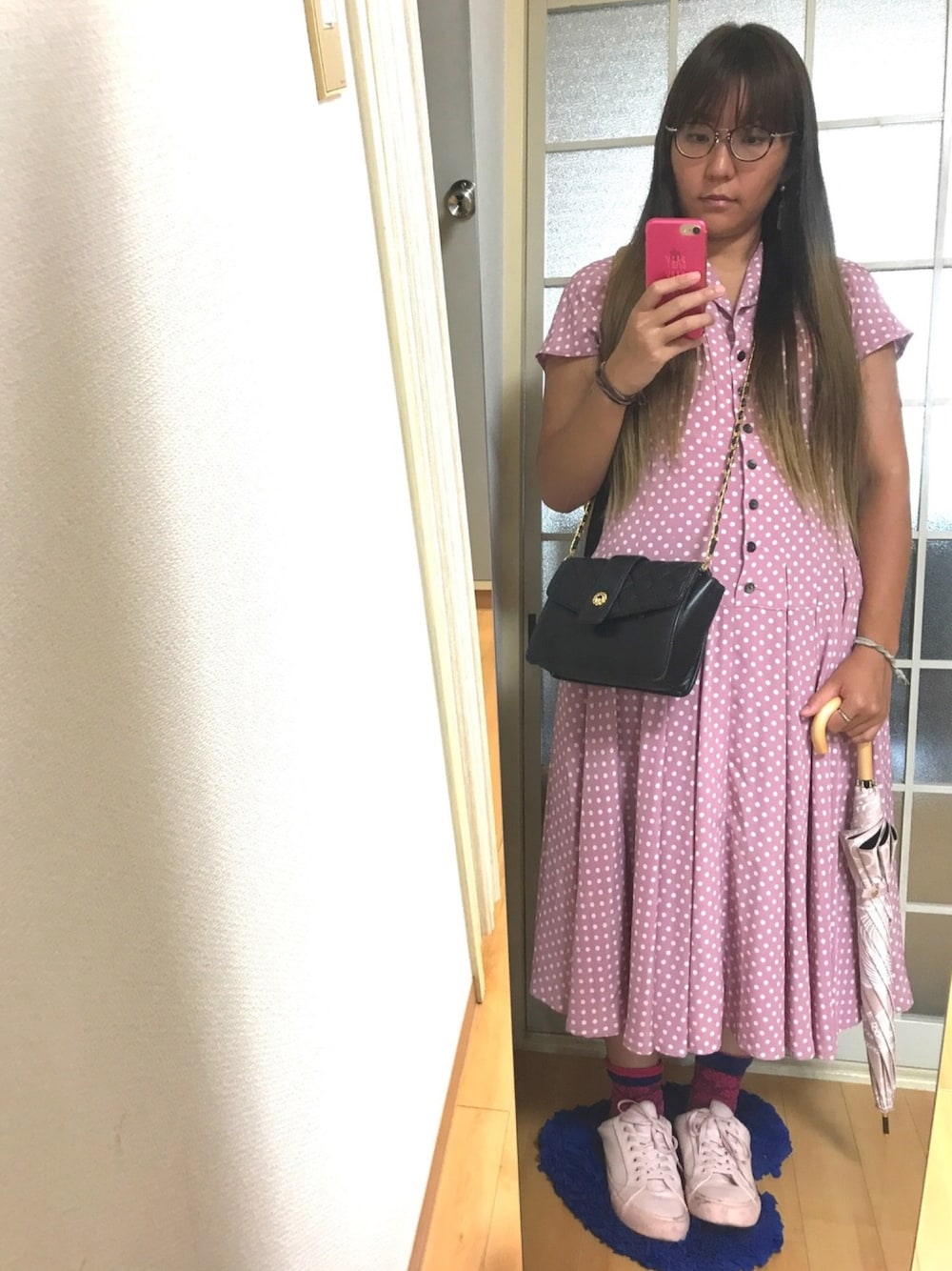 ブラック系のショルダーバッグ、ベージュ系のバックパック/リュック、ピンク系のワンピースを着用したレディースの夏コーディネートの1枚目の写真