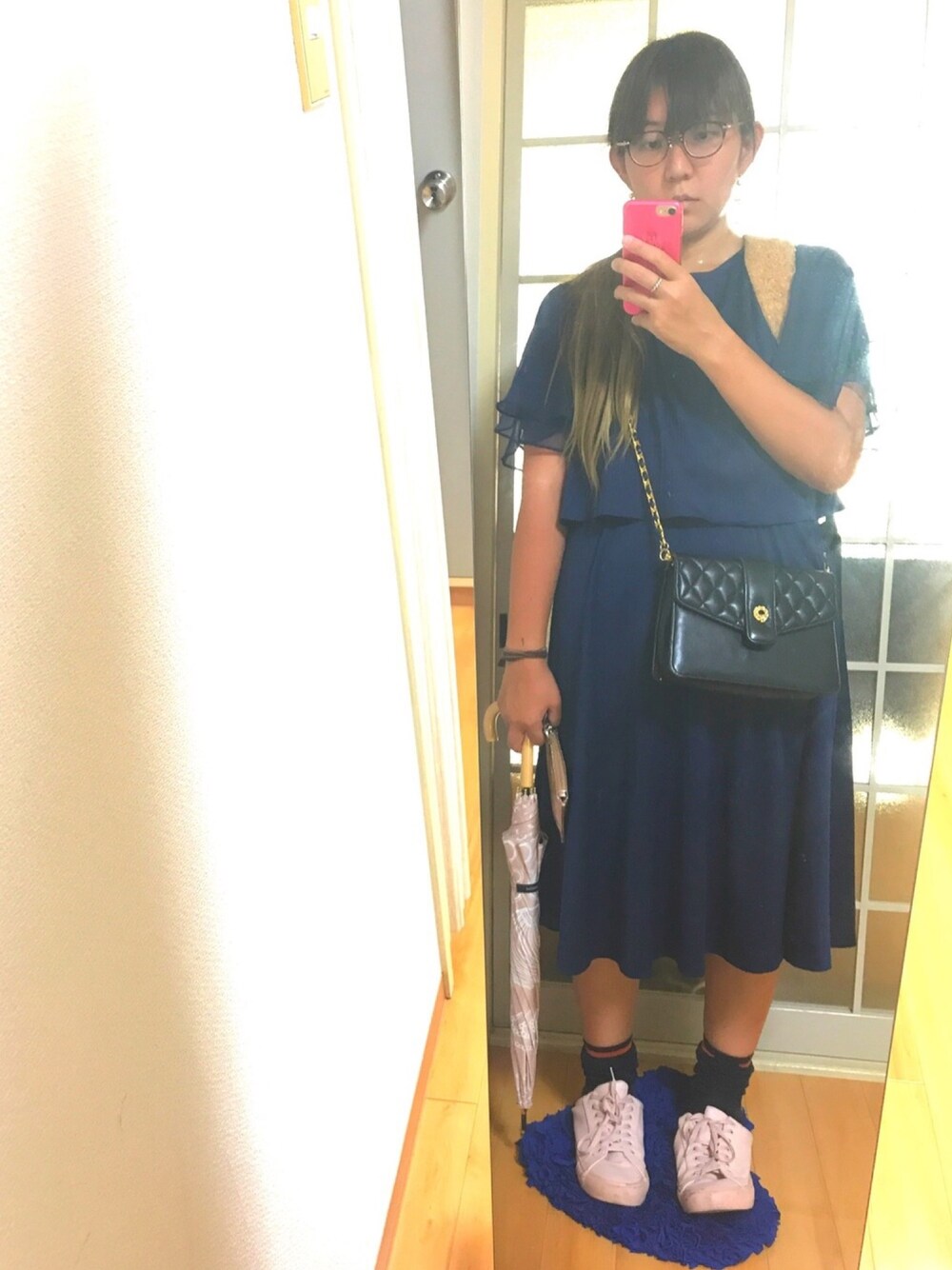 ベージュ系のバックパック/リュック、ブラック系のショルダーバッグ、ブルー系のワンピースを着用したレディースの秋コーディネートの1枚目の写真