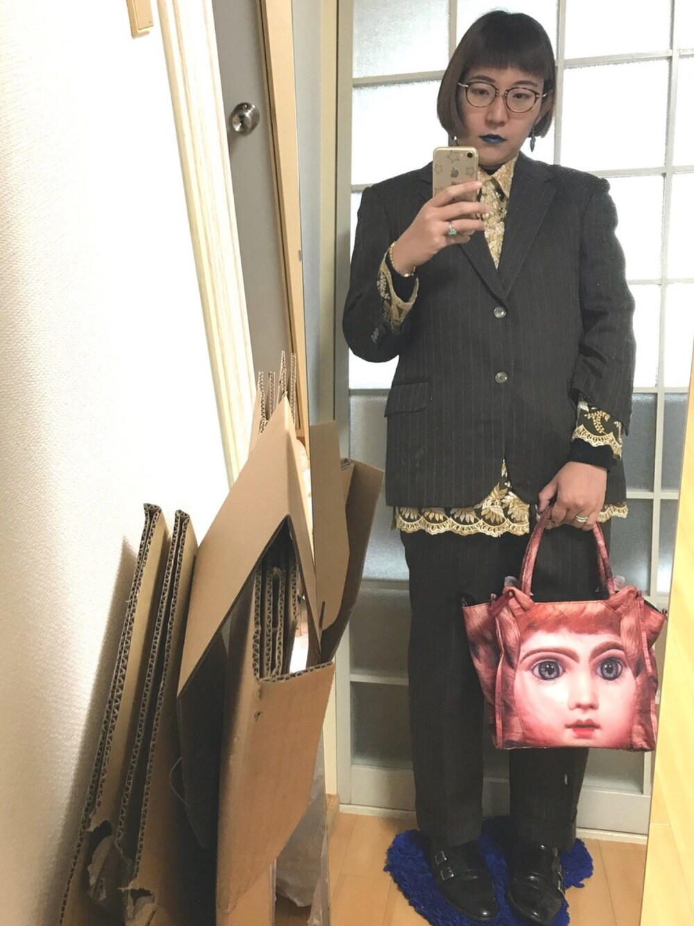 ブラウン系のセットアップ、ゴールド系のシャツ/ブラウス、その他のバッグを着用したレディースの春コーディネートの1枚目の写真