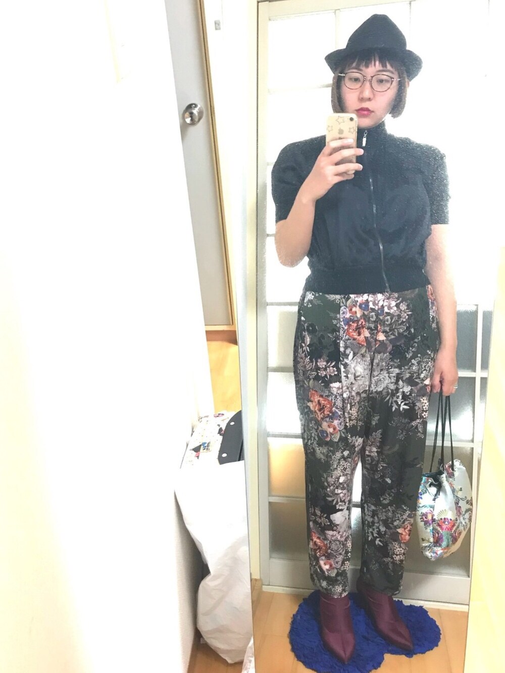 ブラック系のその他トップス、グリーン系のその他パンツ、グレー系のショルダーバッグを着用したレディースの春コーディネートの1枚目の写真