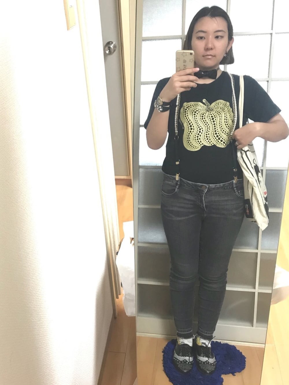 「サスペンダー、ブレスレット、時計、Tシャツ、草間彌生、ブラックデニム、トートバッグ、蝶ネクタイ、チョーカー」｜「今日のメイク。のアイテム（ファンデーション、ゴールド系）」を使った、みひろさん（レディース・159cm）の夏コーディネートの1枚目の写真