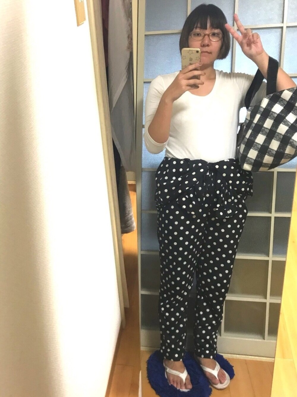 ホワイト系のTシャツ/カットソー、ブラック系のつなぎ/オールインワン、ホワイト系のサンダルを着用したレディースの秋コーディネートの1枚目の写真
