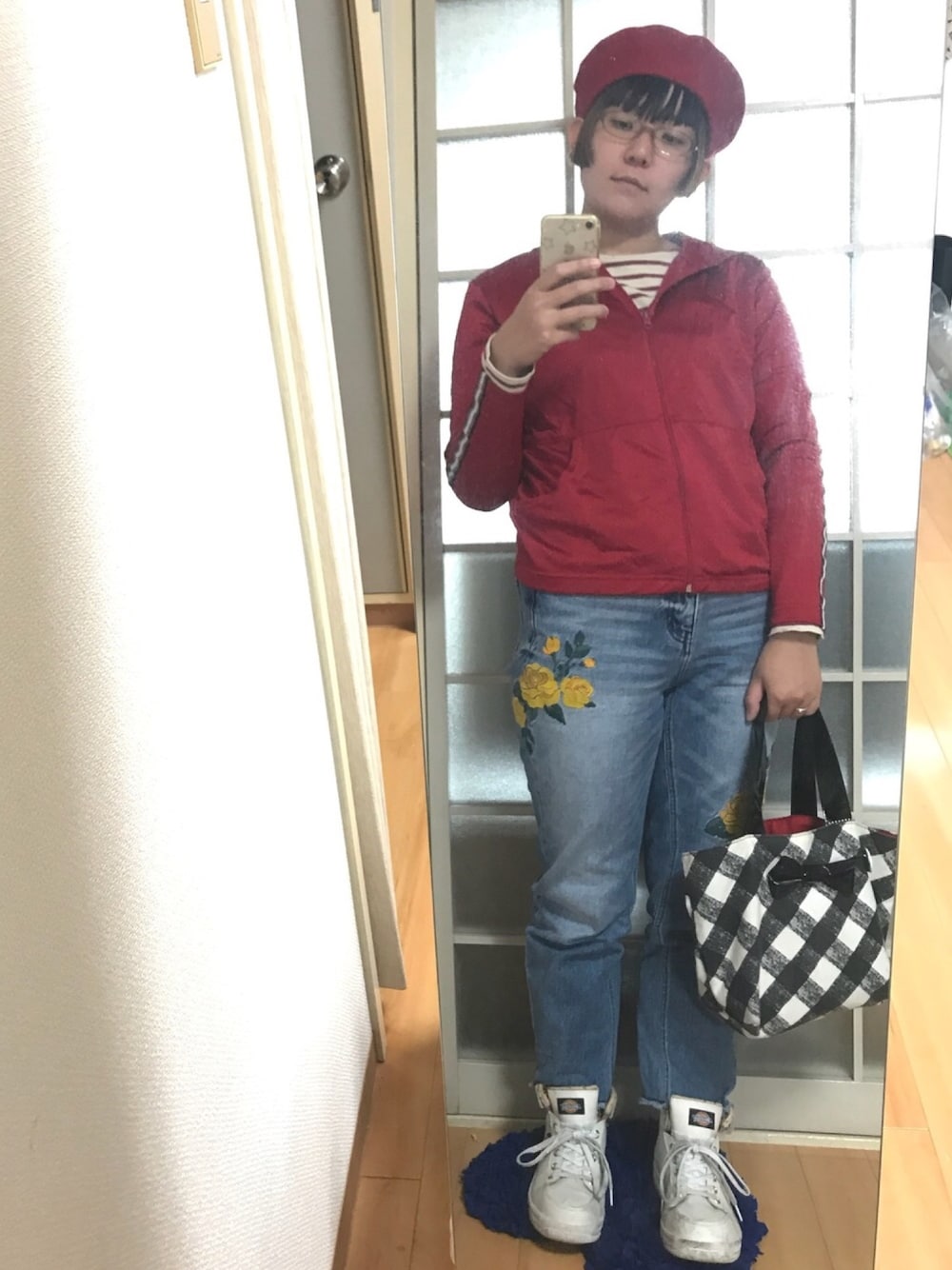 「ベレー帽、スカベレー、ボーダー、パーカー、刺繍デニム、白スニーカー」｜「キンジのアイテム（ハンチング/ベレー帽、レッド系）」を使った、みひろさん（レディース・159cm）の秋コーディネートの1枚目の写真