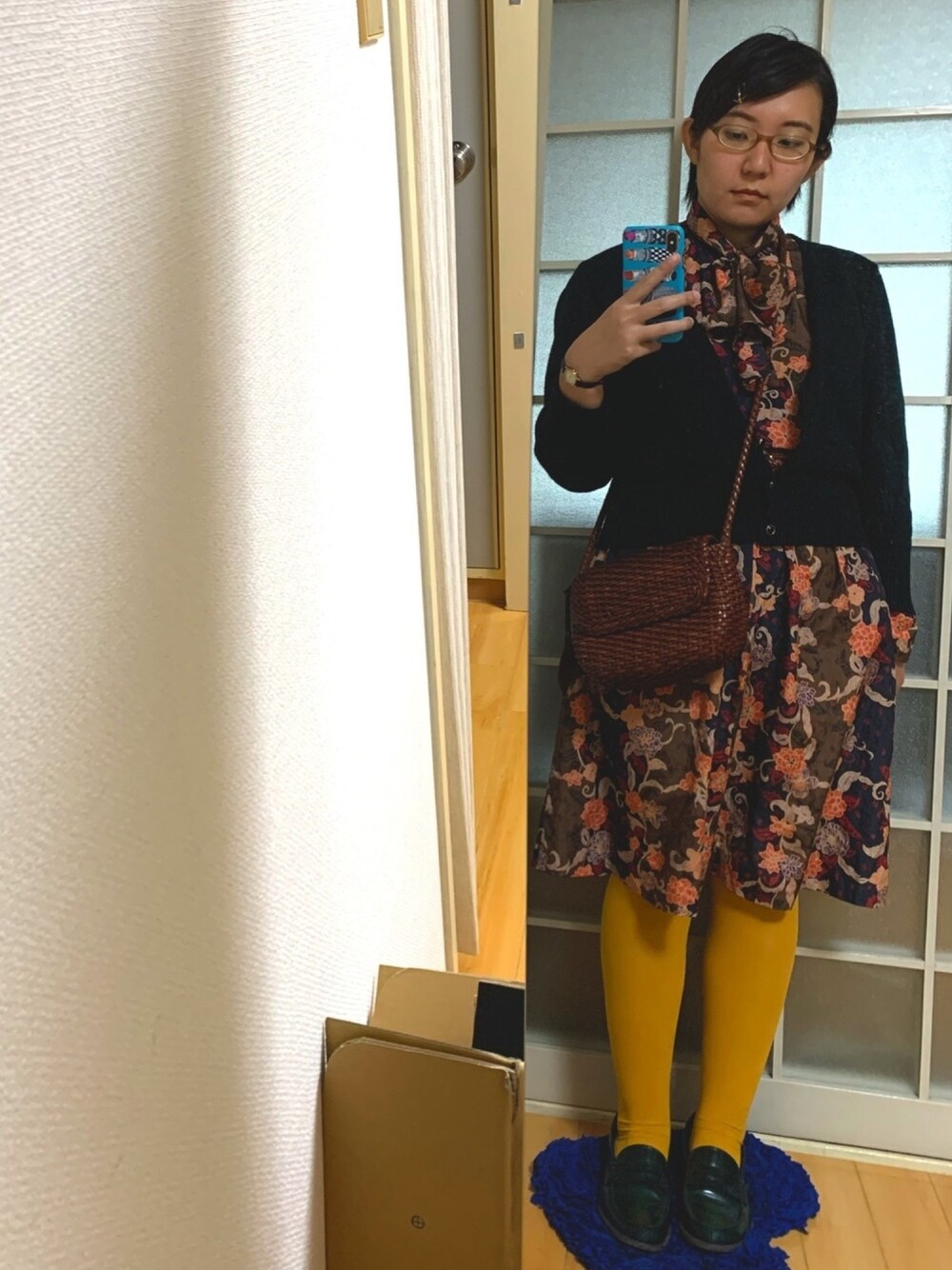 「黒カーディガン、花柄、ワンピース、カラータイツ、ローファー、ショルダーバッグ」｜「今日のメイク。のアイテム（ファンデーション、イエロー系）」を使った、みひろさん（レディース・159cm）の秋コーディネートの1枚目の写真
