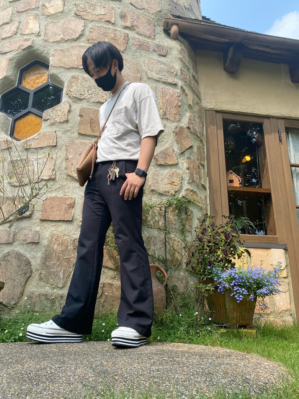 ホワイト系のスニーカー、ブラウン系のショルダーバッグ、ベージュ系のTシャツ/カットソーを着用したメンズの夏コーディネートの1枚目の写真