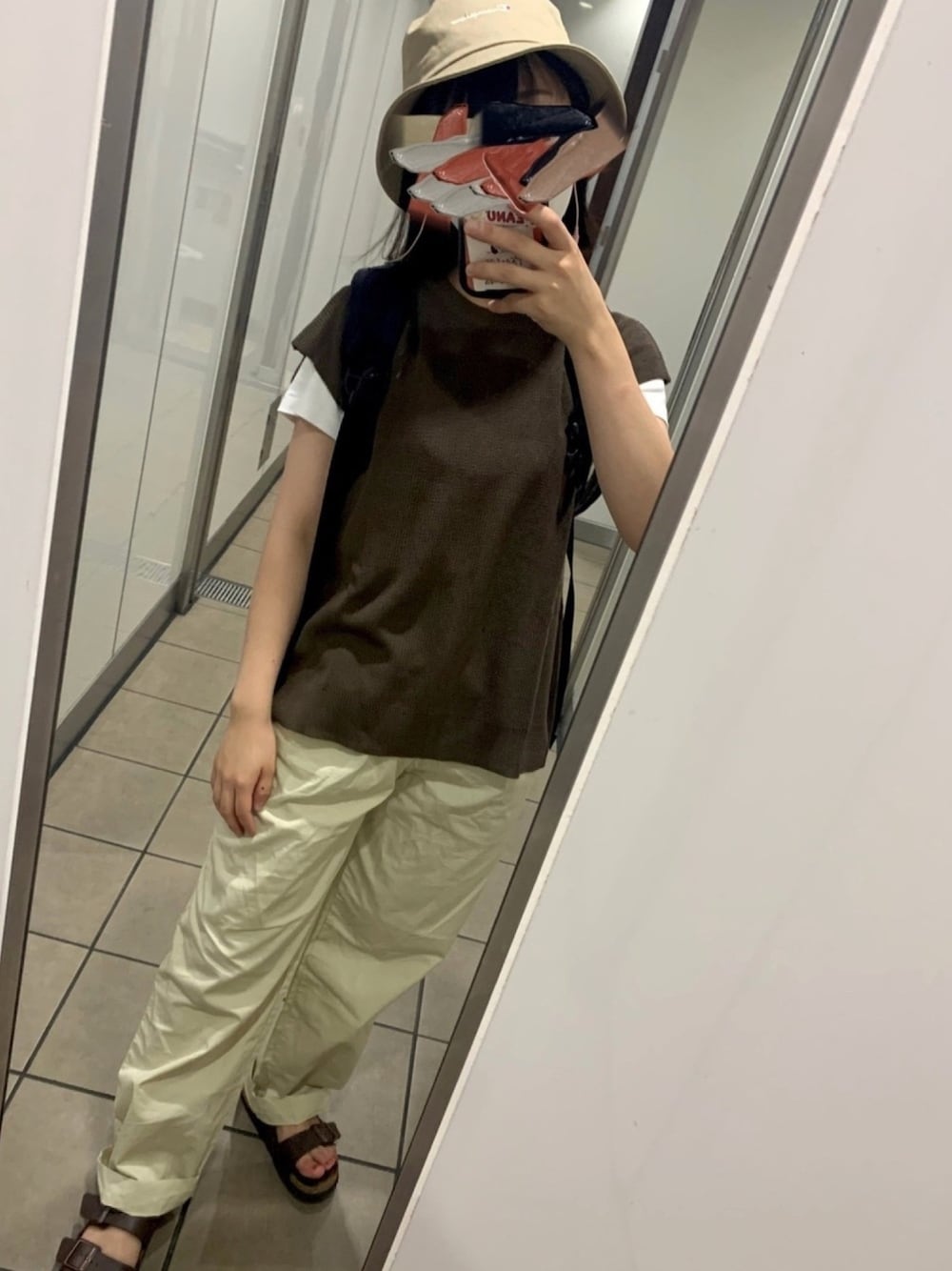 「ブラウン、ブラウンコーデ、バケットハット、ニットベスト、アルシーヴ(archives)、UNIQLO、UNIQLO U、ビルケンシュトック、チャンピオン、秋服準備はじめました」｜「UNIQLOのコットンツイルタックベルテッドパンツ（その他パンツ、ベージュ系）」を使った、komaさん（レディース・158cm）の夏コーディネートの1枚目の写真