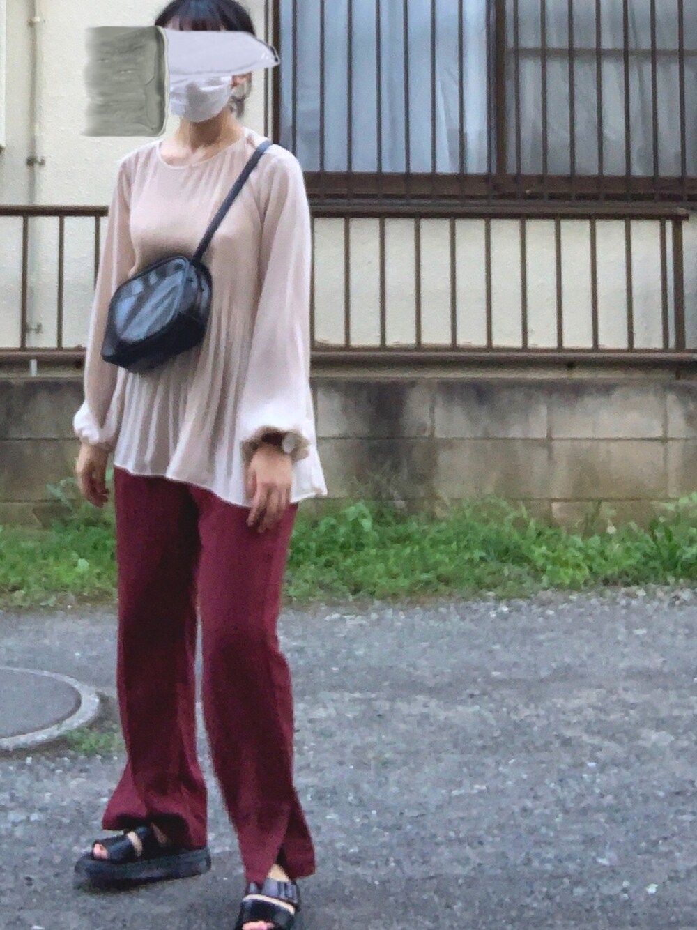 ブラック系のサンダル、レッド系のその他パンツ、ホワイト系のシャツ/ブラウスを着用したレディースの秋コーディネートの1枚目の写真