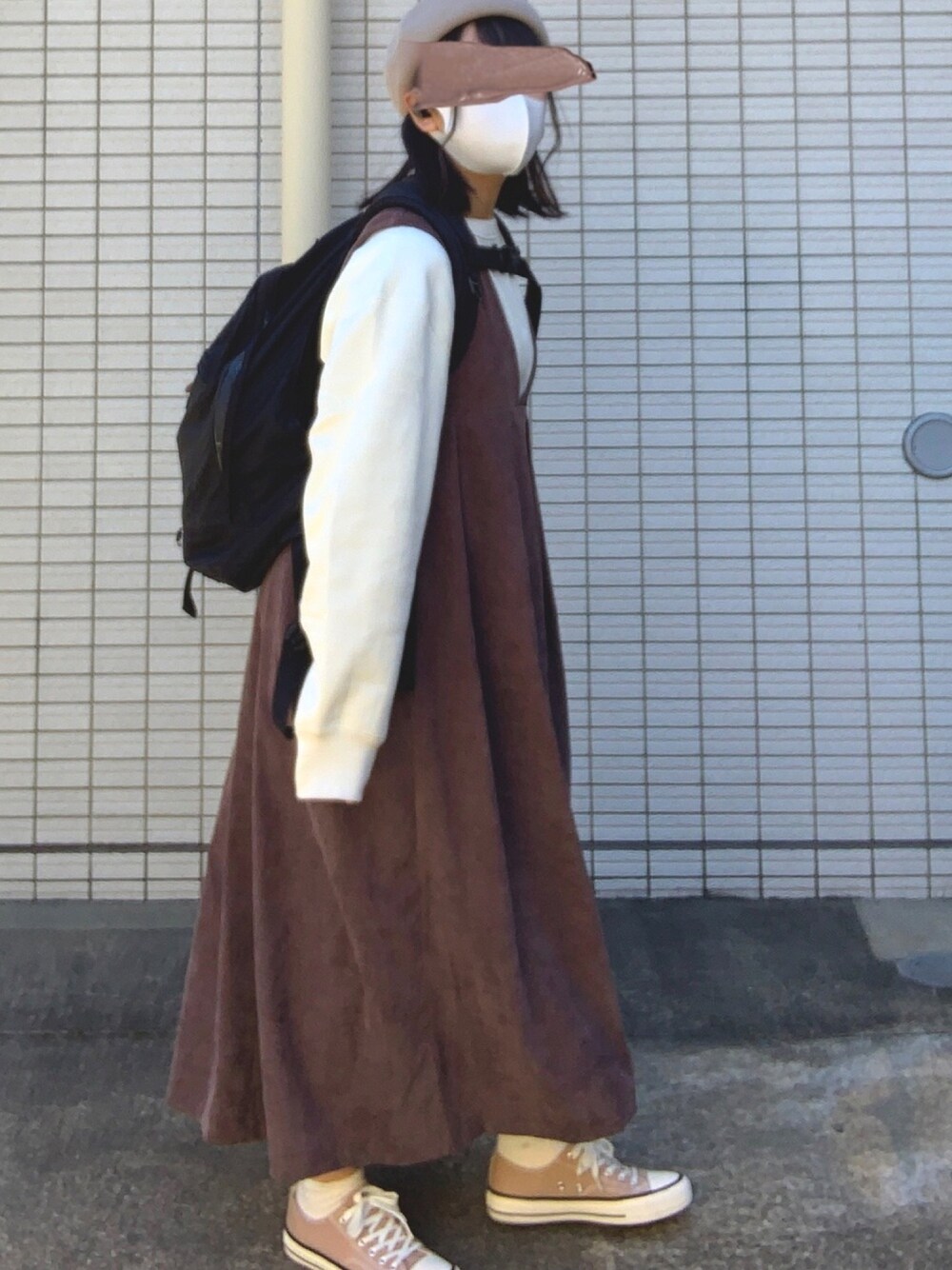 「UNIQLO、UNIQLO U、coca、GRL、秋冬コーデ、ワンピース、ジャンパースカート、スニーカー、ベレー帽、リュック」｜「coca（coca）の【前後2way】コーデュロイタックジャンパースカート（ワンピース、ブラウン系）」を使った、komaさん（レディース・158cm）の秋コーディネートの1枚目の写真