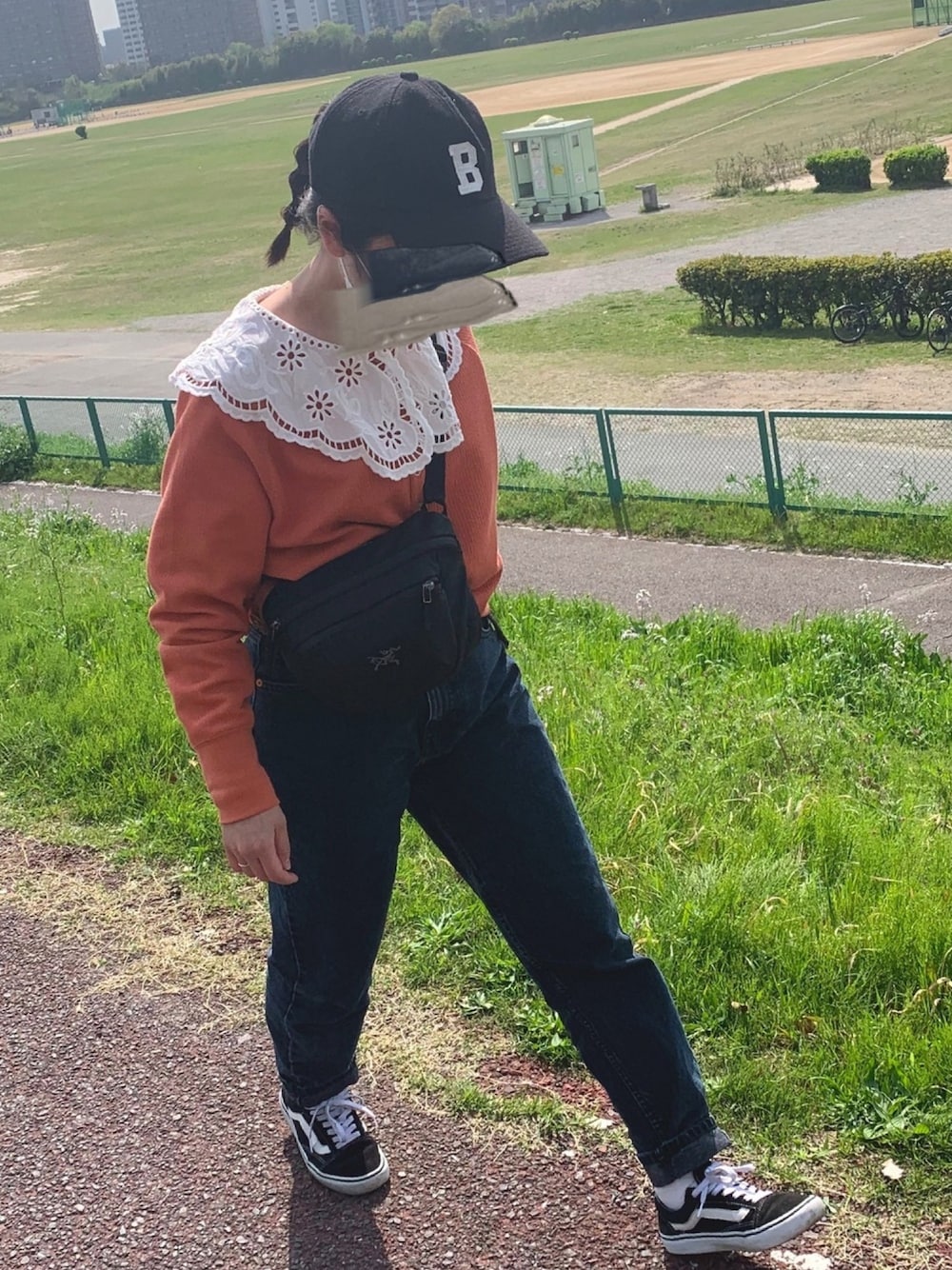 「BEAMS、ZARA、ARC'TERYX、archives、オレンジ、春、デニム、キャップ」｜「ZARAのアイテム（デニムパンツ、ブラック系）」を使った、komaさん（レディース・158cm）の春コーディネートの1枚目の写真