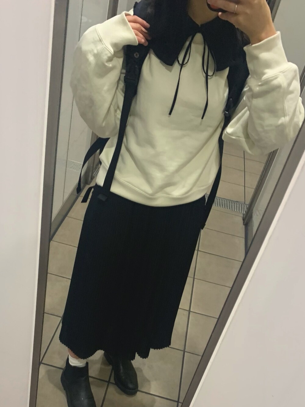 「UNIQLO、UNIQLO U、GU、モノトーン、シンプル、襟付きトップス」｜「UNIQLOのアイテム（スカート、ブラック系）」を使った、komaさん（レディース・158cm）の春コーディネートの1枚目の写真