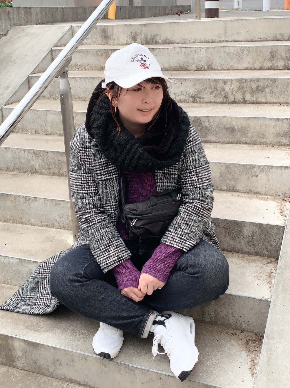 「休日スタイル、大人カジュアル、ブラック、zozoheat、zozoデニム、ZOZO公認ユーザー、スポーツミックス、メンズライク、ぽっちゃり、おしゃれさんと繋がりたい」｜「NEW ERAのアイテム（キャップ、ホワイト系）」を使った、Nahoko Miyaokaさん（レディース・158cm）の冬コーディネートの1枚目の写真