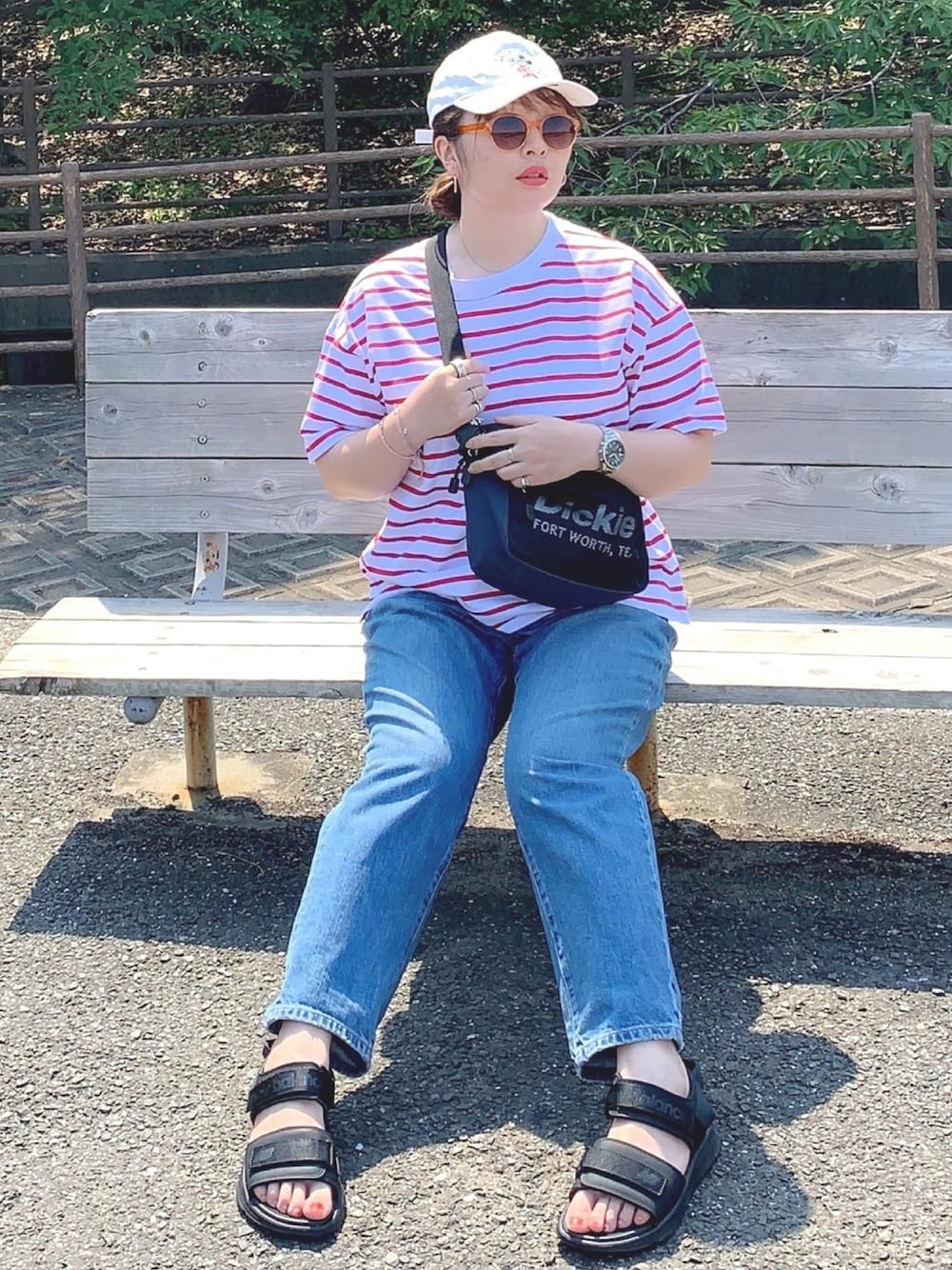 「ラクチンコーデ、シンプル、夏、カジュアル、zozoデニム、大人カジュアル、サングラス、サンダル、ボーダー、おしゃれさんと繋がりたい」｜「ZOZOのストレートデニムパンツ［WOMEN］（デニムパンツ、ブルー系）」を使った、Nahoko Miyaokaさん（レディース・157cm）の夏コーディネートの1枚目の写真