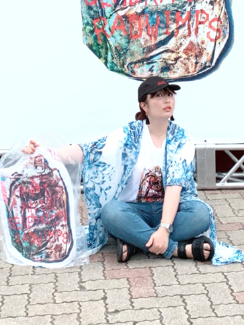 「ライブ、ライブTシャツ、ライブスタイル、ライブコーデ、RADWIMPS、きれいめカジュアル、zozoデニム、ライブグッズ、お洒落さんとつながりたい、いいね、save、フォローお願いします🤑」｜「ZOZOのスキニーデニムパンツ［WOMEN］（デニムパンツ、ブルー系）」を使った、Nahoko Miyaokaさん（レディース・157cm）の夏コーディネートの1枚目の写真