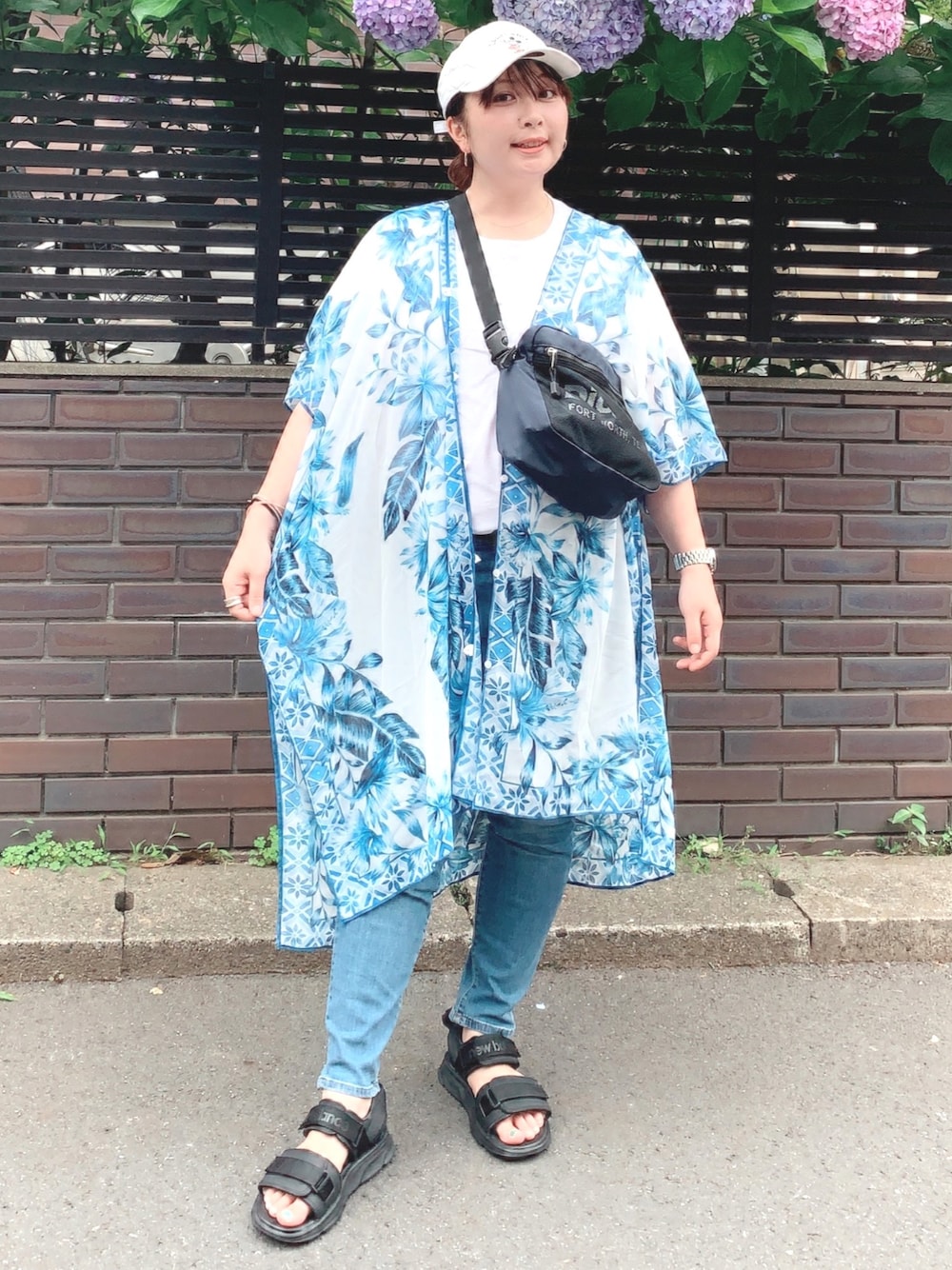 「オトナカジュアル、ライブスタイル、ライブコーデ、リラックススタイル、カジュアルコーデ、zozoデニム、夏、デニムパンツ、サンダル、スポーツミックス」｜「ZOZOのクルーネックTシャツ［WOMEN］（Tシャツ/カットソー、ホワイト系）」を使った、Nahoko Miyaokaさん（レディース・157cm）の夏コーディネートの1枚目の写真